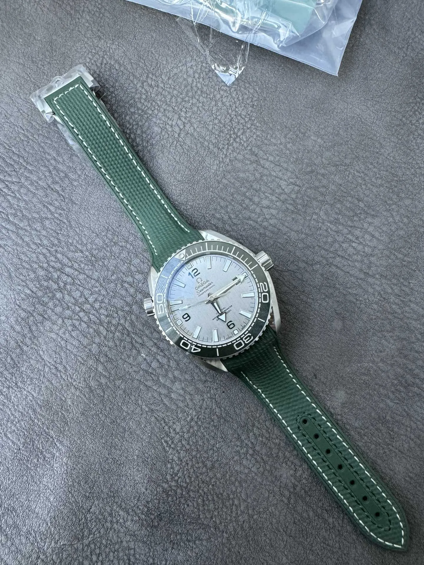 VS  l 8900 l 43.5 mm l 씨마스터 플래닛 오션 600M 215.32.44.21.09.001 한정 할인