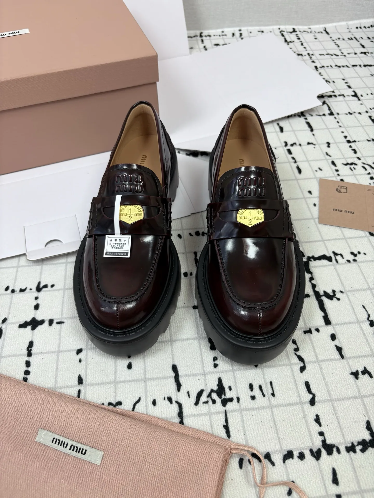 miumiu 가죽 페니 로퍼