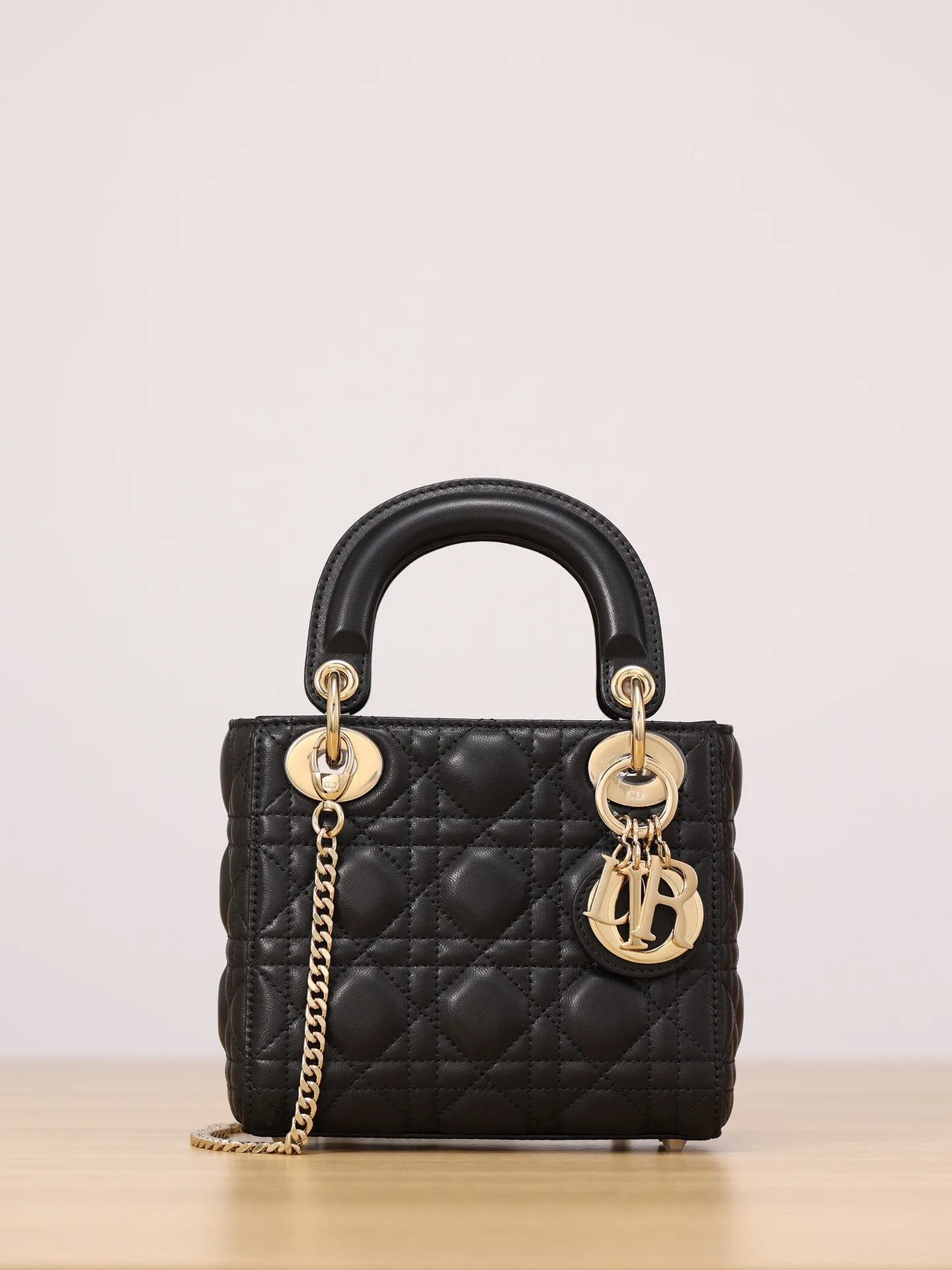 M9 디올 레이디  미니 램스킨 M0505ONGE  17 x 15 x 7 cm