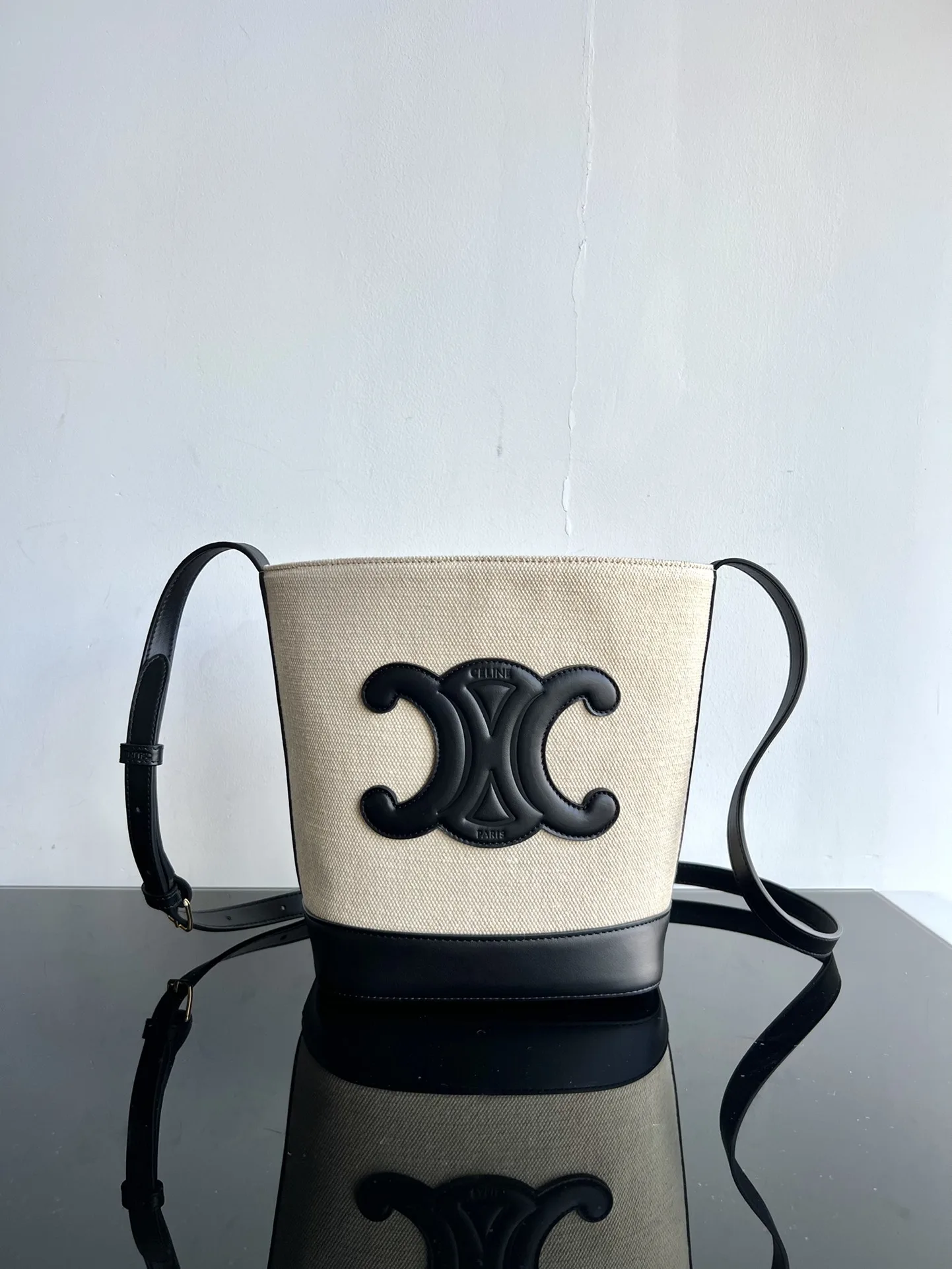 셀린느 퀴르 트리옹프 스몰 버킷백 113783DU3 30 X 22 X 13cm