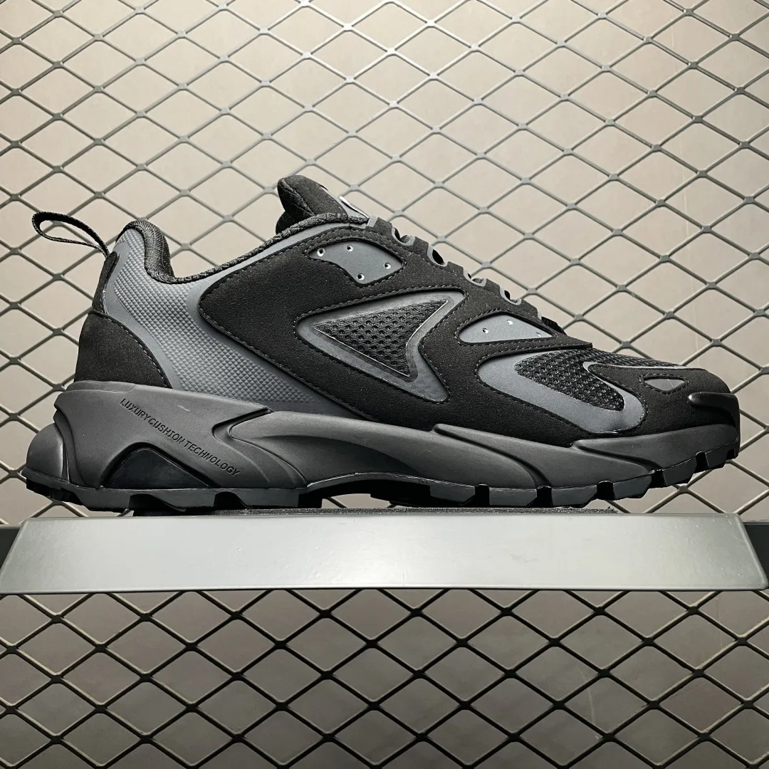 1AINV4 LV Runner Tatic Sneaker