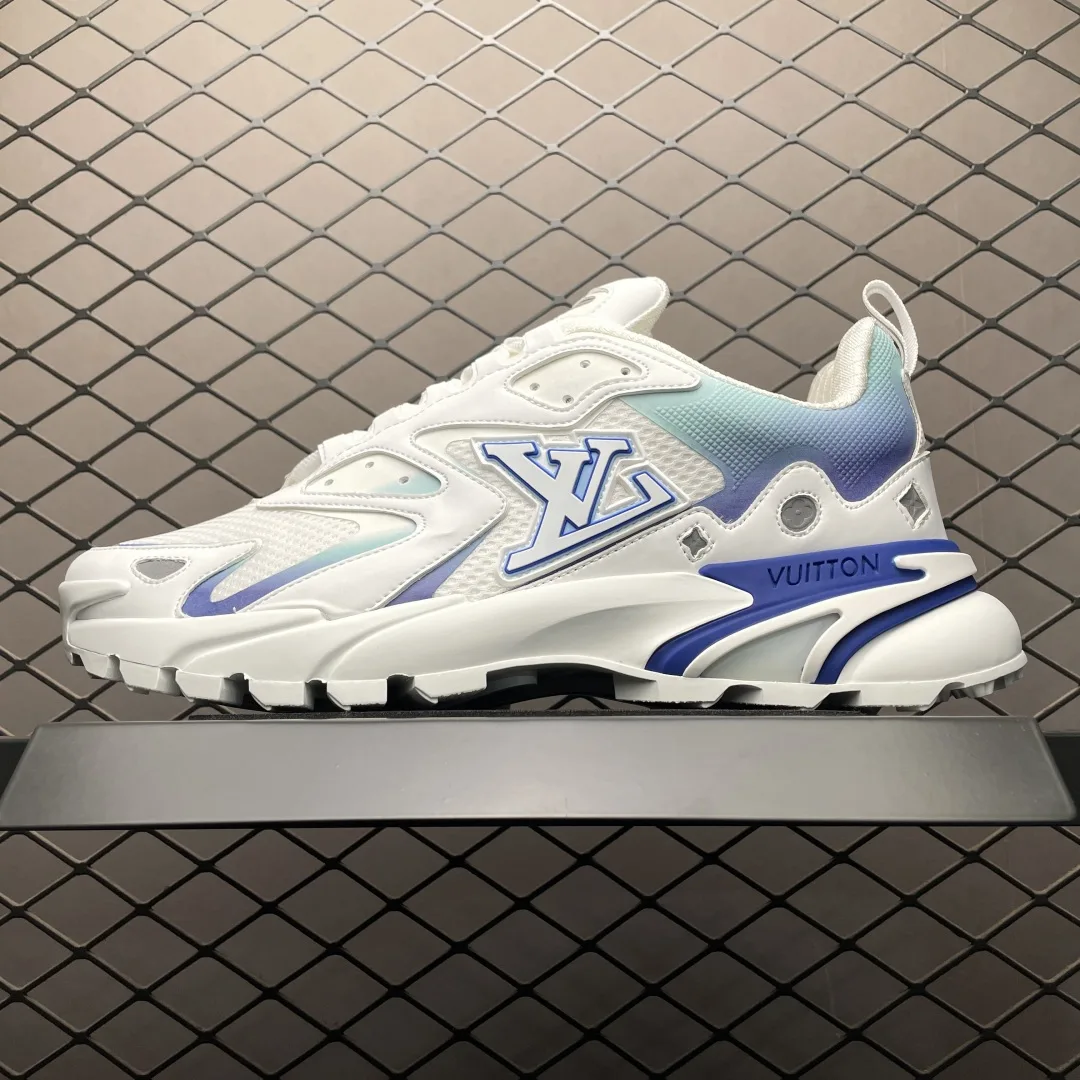 1AINV4 LV Runner Tatic Sneaker